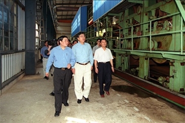 2000年9月19日，時任浙江省委書記張德江一行視察公司