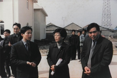 2001年2月20日，時任國家環(huán)保局副局長汪紀戎一行視察公司
