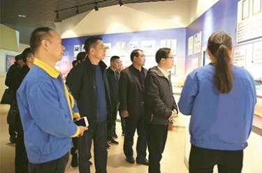 貴州省黔東南州委常委、榕江縣縣委書記賀代宏一行到公司參觀學(xué)習(xí)考察