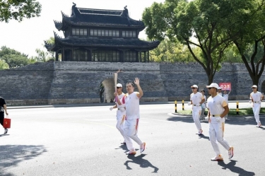 笑臉與熱情刷屏！這名火炬手是景興人！